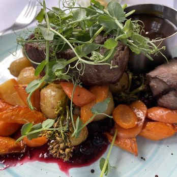 Røde Port, Restaurant - Game w/ small, new potatoes, roasted carrots, broccoli garnished w/ pea shoots, gravy and berries - Restaurants Near Me - Klampenborg, 84 Røde Port, Restaurant - Game w/ small, new potatoes, roasted carrots, broccoli garnished w/ pea shoots, gravy and berries - Restaurants Near Me - Klampenborg, 84