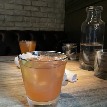 Au Cheval - Drinks- pink vodka lemonade - Bars Near Me - Chicago, Illinois