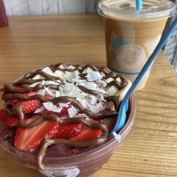 Playa Bowls - Nutella Acai Bowl and Dolce Latte Smoothie 16oz - Juice Bars & Smoothies Near Me - Westbrook, Maine Playa Bowls - Nutella Acai Bowl and Dolce Latte Smoothie 16oz - Juice Bars & Smoothies Near Me - Westbrook, Maine