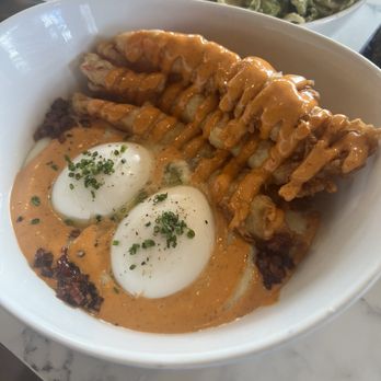 Easy ‘Que - Shrimp & grits: Very appealing, like the whole shrimp tempura & the soft boiled eggs, over the grits... Ono sauce! - Barbeque Near Me - Kailua, Hawaii