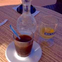 Le Bar de la Plage - Das Savoir-vivre Programm: Café glacée und Pastis je 2,- €
