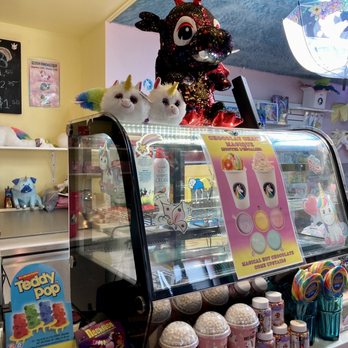 La Licornerie - Baked goods and frozen drinks counter - Desserts Near Me - Montreal, Quebec