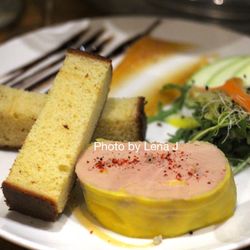 La Brasserie Bordelaise - Semi-cooked duck foie gras from the Gers (€25) with brioche and chutney