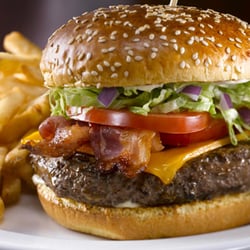 American Box - Esta increíble hamburguesa es la Bacon Burger! Está buenísima, se nota que es a la parrilla por su sabor a brasas.