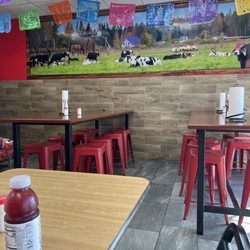 Carnitas Y Barbacoa Los Compadres - Dining area and decor