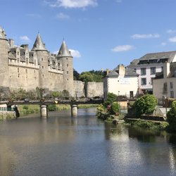 Hôtel Restaurant du Château - The hotel is just across the river from the Chateau.  The old city is behind the Chateau.