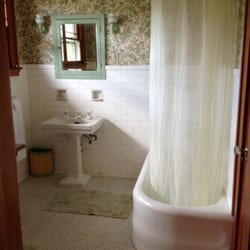 The Jenks House B&B - Bathroom adjoining one of the bedrooms