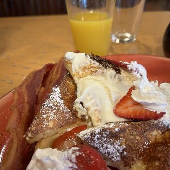 Le Peep - Custard French Toast with fresh strawberries and fresh squeezed Oj - Breakfast & Brunch Near Me - Longmont, Colorado