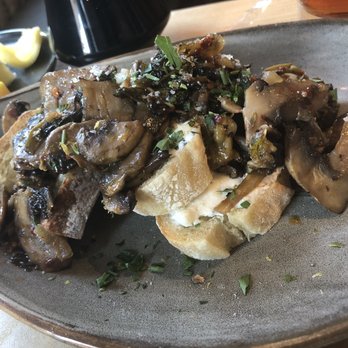 M'tucci's Twenty-Five - Third bread listed on the menu (with mushrooms and goat cheese)- excellent! - Italian Near Me - Albuquerque, New Mexico