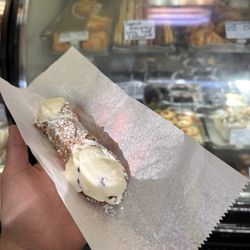 Regina Bakery - Cannoli