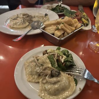 Bodega Malbec - Espinaca y Hongos, Raviolis con ossobuco y Mandioca al ajo - Argentine Near Me - Toluca Lake, California