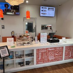 The Peach Cobbler Factory - Inside