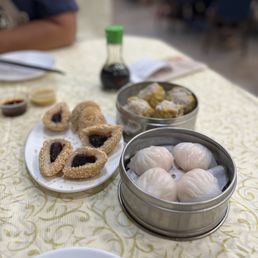 Sesame balls, har gao, shomai Sesame balls, har gao, shomai
