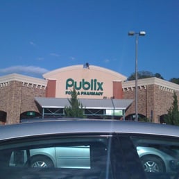 the front of a publix store