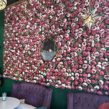 Kixi Cafe - Flower wall inside - Breakfast & Brunch Near Me - Boca Raton, Florida