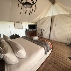 Big Cedar Lodge - Bedroom in the glamping tent