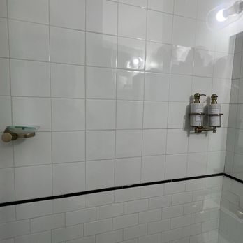 Pikes Peak Inn - Shower supplies with bar soap liquid soap and shampoo, no conditioner - Hotels Near Me - Manitou Springs, Colorado Pikes Peak Inn - Shower supplies with bar soap liquid soap and shampoo, no conditioner - Hotels Near Me - Manitou Springs, Colorado