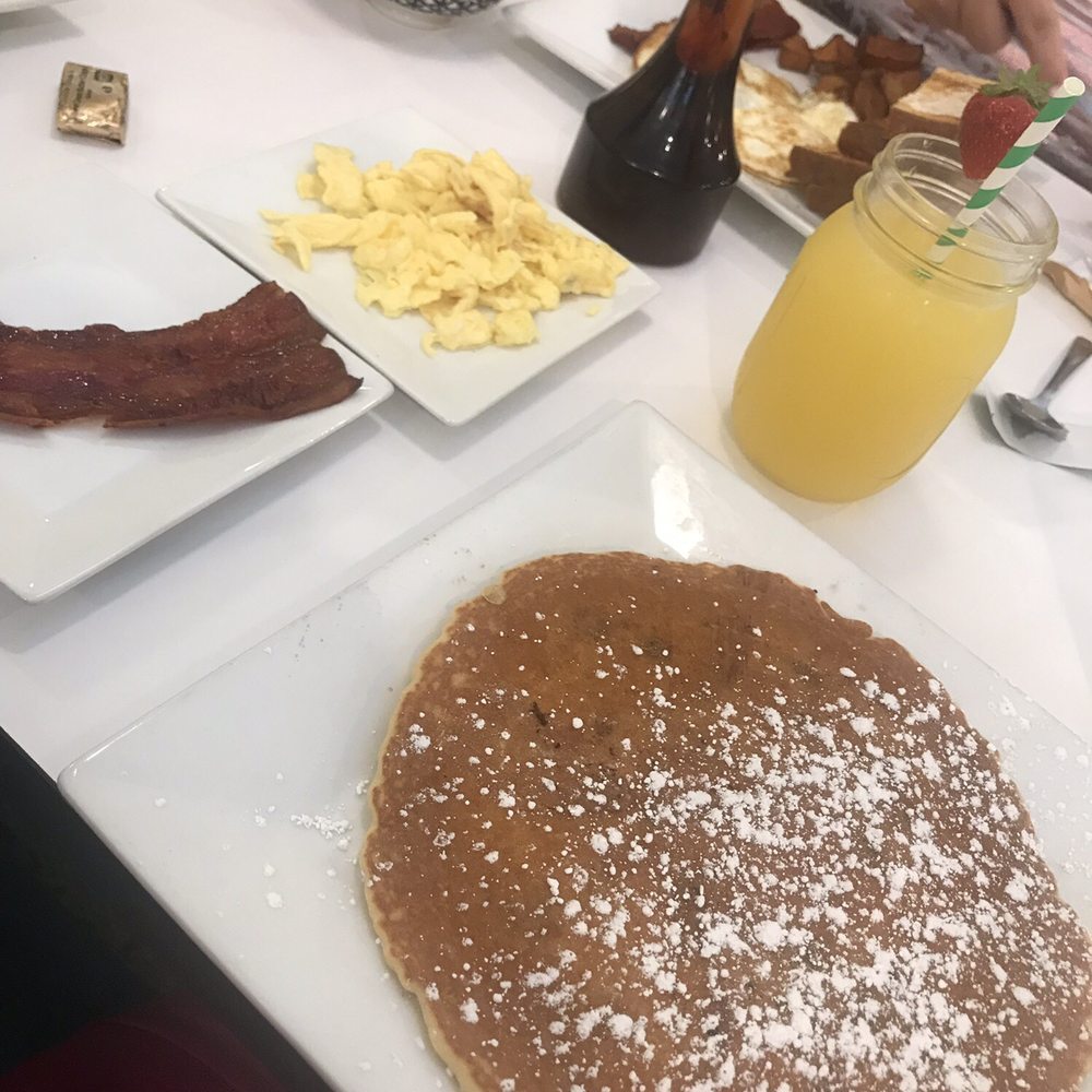 Lemon Tree - Lemon blueberry pancake with bacon and a scrambled egg. Mimosa in the mason jar. - Breakfast & Brunch Near Me - Vero Beach, Florida