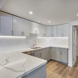 Hsu Home Design-HHD - two tone cabinet in the U shape kitchen.