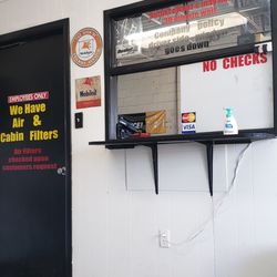 Pops Lube Shop - Front desk inside