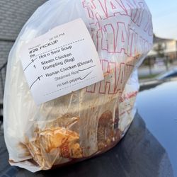 I don't understand why this guy put orders Togo like this! I mean why you don't used a diferente containers !