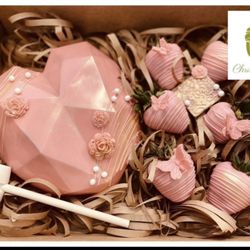 Chrissy Cakes - This is from her Facebook Page and it was for my mom in Mothers day. She included macarons inside.