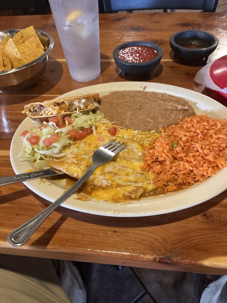 EL TAPATIO RESTAURANT Logo