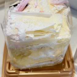 Tous les Jours - Peach cake - The white chocolate shavings on top melt in your mouth!