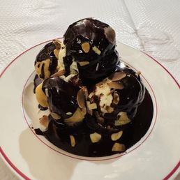 PROFITEROLES AU CHOCOLAT PROFITEROLES AU CHOCOLAT