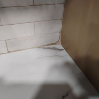 Morgan Kitchens - did not use silicone to seal the countertop to wall the Mogan kitchen 5-star craftsmen used grout se hablo Espanol - General Contractors Near Me - Lutz, Florida
