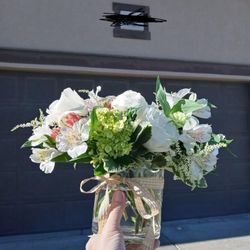 Twigs Flower Company - This is what was delivered. Incredibly underwhelming.