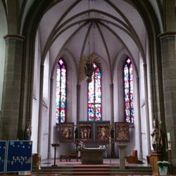 Kirche St. Magnus - Altar, Fenster und Skulpturen