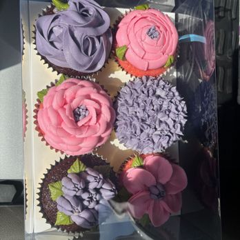 The Cupcake Experience - 1/2 dozen cupcakes strawberry and chocolate flavor - Cupcakes Near Me