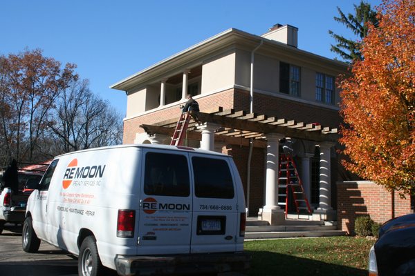 R E Moon Services Logo