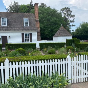 Colonial Williamsburg - Garden. - Tours Near Me - Williamsburg, Virginia Colonial Williamsburg - Garden. - Tours Near Me - Williamsburg, Virginia