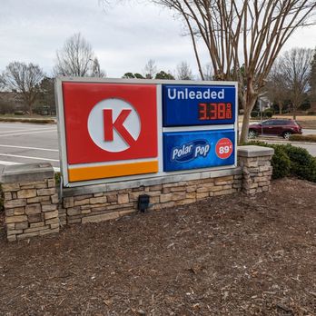 Circle K - Outside. Street sign at the corner of Renaissance Pkwy and Leonardo Dr. - Convenience Stores Near Me - Durham, North Carolina