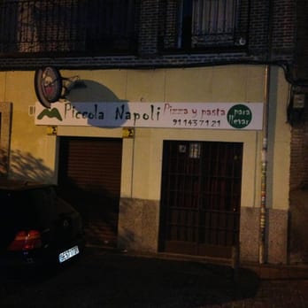 Piccola Napoli - Aunque esta todo apagado al estar cerrado, se distingue la fachada - Pizza Near Me - Madrid, M