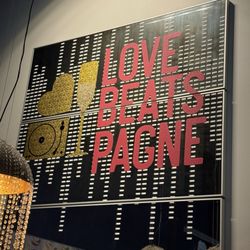 Love Beats Pagne - Sign behind bar
