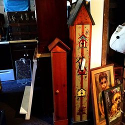 My Grandmother Had That Antiques - Decorative items in first room