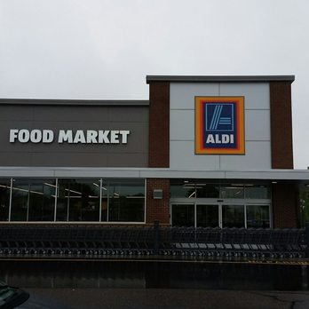 ALDI - a car parked in front of a grocery store - Grocery Near Me - Maplewood, Minnesota