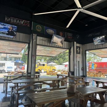 Porky's Backyard - Food Trucks Near Me - Humble, Texas