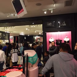 Victoria's Secret & PINK - It's a Sunday evening and I don't know if it's a big sale or not but this is ridiculous, need more workers or something.
