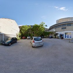 L'Orange Bleue - Parking voiture et deux roues devant la salle L'Orange Bleue Marseille Longchamps