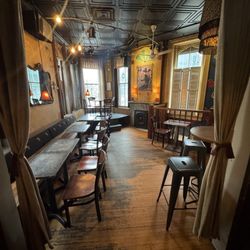 Genna's Lounge
