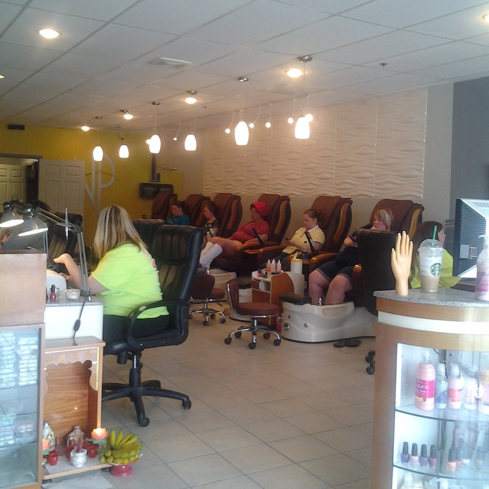Nice and calm salon. Perfect on a saturday morning! Nice and calm salon. Perfect on a saturday morning!
