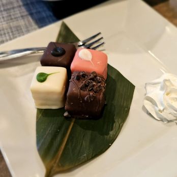 Bamboo Penny's - Petit Four - Thai Near Me - Leawood, Kansas Bamboo Penny's - Petit Four - Thai Near Me - Leawood, Kansas