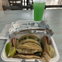 Tacos de buche y cecina y cucumber and lime water
