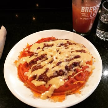 Black Sheep - Mac'n'cheese'n'chili waffle. Excellent. - Burgers Near Me - Springfield, Missouri