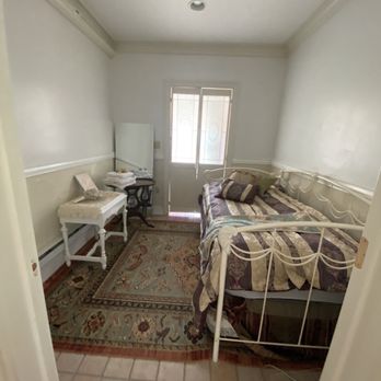 Cayuga Lake Inn - Hallway bedroom. Door locked from the outside only, no guest access to lock. - Bed & Breakfast Near Me - Ithaca, New York