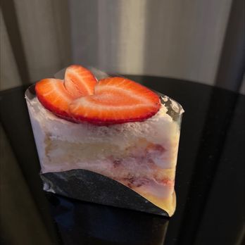 Sisters Thai  - Strawberry soft cake - Thai Near Me - Alexandria, Virginia